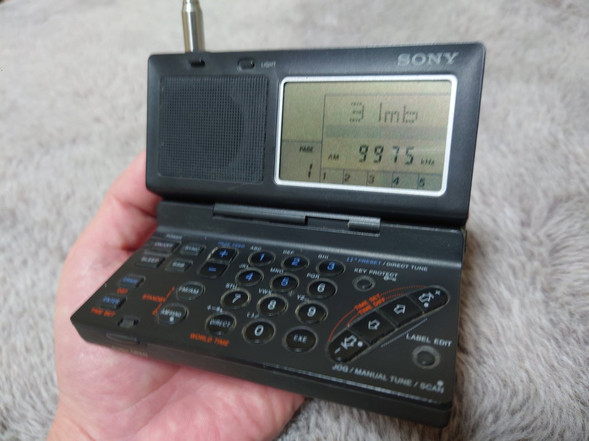 z1kgK2zmf389223's tweet photo. 今日はソニーのICF-SW100 (1994年製)でKTWRを聞きます📻️
この小さいサイズがいかにもソニーらしいです
#KTWR #フレンドシップラジオ
#スカイセンサー #SkySensor
#SONY #SonyDesign #RetroRadio #ソニーデザイン #昭和家電 #昭和レトロ #BCLラジオ #SonyRadio https://t.co/kPG7R5uRxh