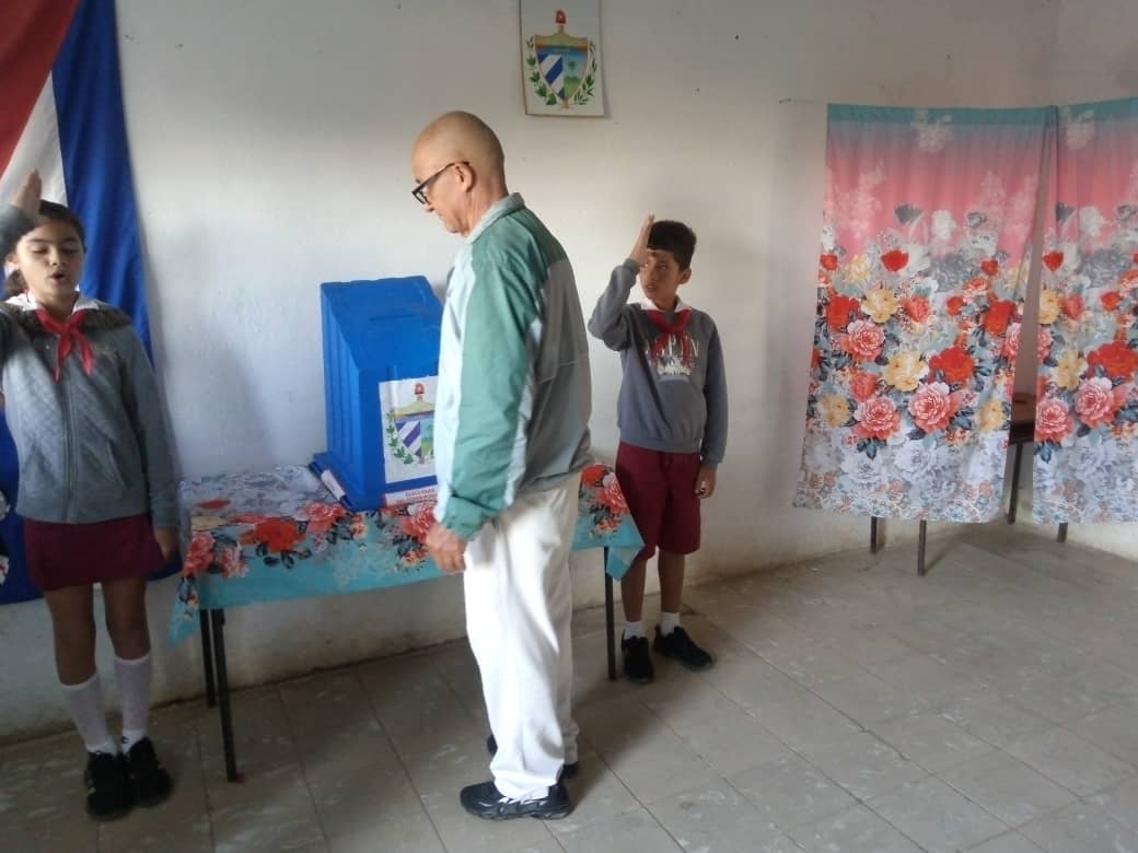 🗳️Desde horas tempranas en Pinar del Río acuden los electores a votar por su representante en las circunscripciones 66, 13 y 14. Jornada de compromiso con la democracia.🇨🇺
#JuntosPorLaDemocracia.