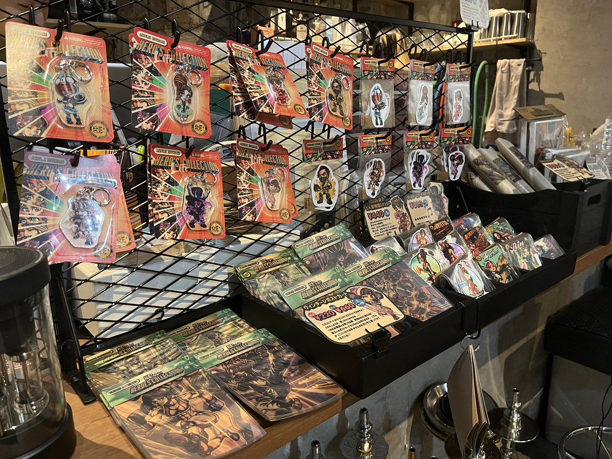 RELight_9518's tweet photo. 【個展開催】
RE:Light Art Works初の個展が3/1より開催！

タイトルは【Smoke On the Water】

《RE:Light HEROES COLLECTION》の作品とグッズを多数展示&販売しています！

コミックアートとビンテージ掛け合わせたオリジナルアートをシーシャの煙とロックミュージックで包み込んだクールな展示になっています💨🎸

キャラクターをイメージしたオリジナルシーシャとドリンクもご用意してますので、皆さんもヒロコレの世界観を体感しに来てください😌

【開催日時】
2025年3月1日〜3月31日

【開催場所】
Axe Shisha Cafe
東京都千代田区鍛冶町2-1-13東海楼ビルB1,B2
神田駅南口から徒歩1分

【営業時間】
平日 15:00〜23:30
土日祝 13:00〜23:30

【入場料】
《店内利用システム》
◎カフェ利用（チャージ無し）
OP-19:00 ワンドリンク制

◎バー利用（チャージ¥1,000）
19:00-23:30 ワンドリンク制

◎シーシャ利用
チャージ ¥1,000
シーシャ ¥1,500～
ワンドリンク制

【コラボ限定メニュー】
各キャラクターをテーマにしたドリンク2種とシーシャ1種をご用意しております。
単品注文よりお得なスペシャルメニューもご用意しています。

【物販について】
展示作品の販売の他、アクキーやステッカー、ポスターなど幅広く商品を販売しております。
店内利用と合わせてお買い求めください。
※物販は現金払いのみとなります
※物販のみのご利用はお控えください

#個展 #イラスト好きさんとつながりたい #絵描きさんと繋がりたい #シーシャバー #シーシャ好きと繋がりたい #アメコミ #グッズ #ヒロコレ #絵描きさんフォロバ１００