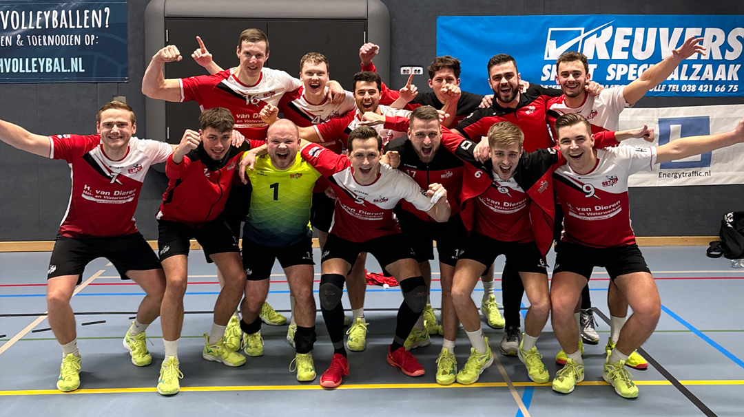 Zwolle, 1 maart 2025 | Holtland Accountants Set-Up heeft afgelopen zaterdag een overwinning behaald tegen C.S.V. Zwolle. Na een spannend volleybalgevecht wisten de IJsselmuidenaren zich in een vijfsetter te belonen 2-3. Setstanden: 20-25, 25-22, 25-20, 19-25 en 13-15.