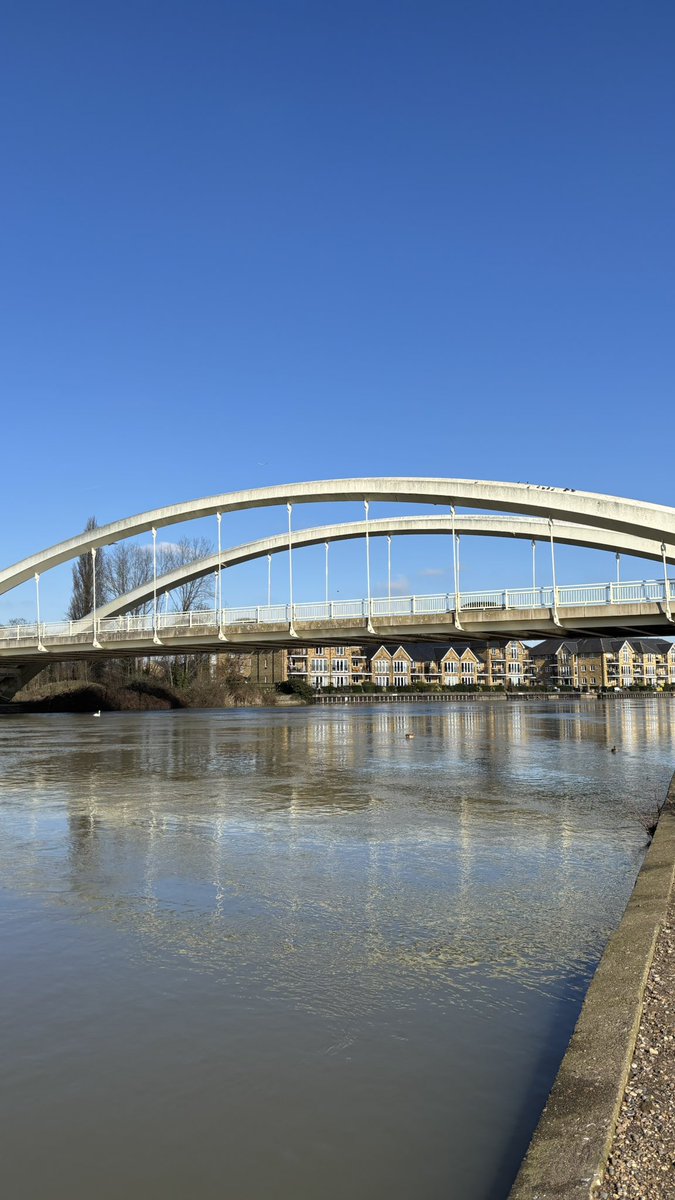 50km weekend ticked off 8 weeks out from <a href="/LondonMarathon/">TCS London Marathon</a>. 
Saturday: 30mins @ MP + 4x (2min/1min)
Sunday: 32km rolling along the Thames towpath.

Still a nagging little pain in the left ankle, but really pleased with a solid week. Now time for the pub roast + Guinness reward.