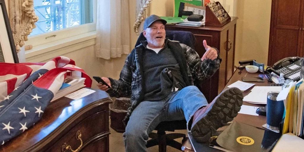 NotHoodlum's tweet image. He didn't wear a suit, but he received a pardon and was treated better than Zelenskyy was.