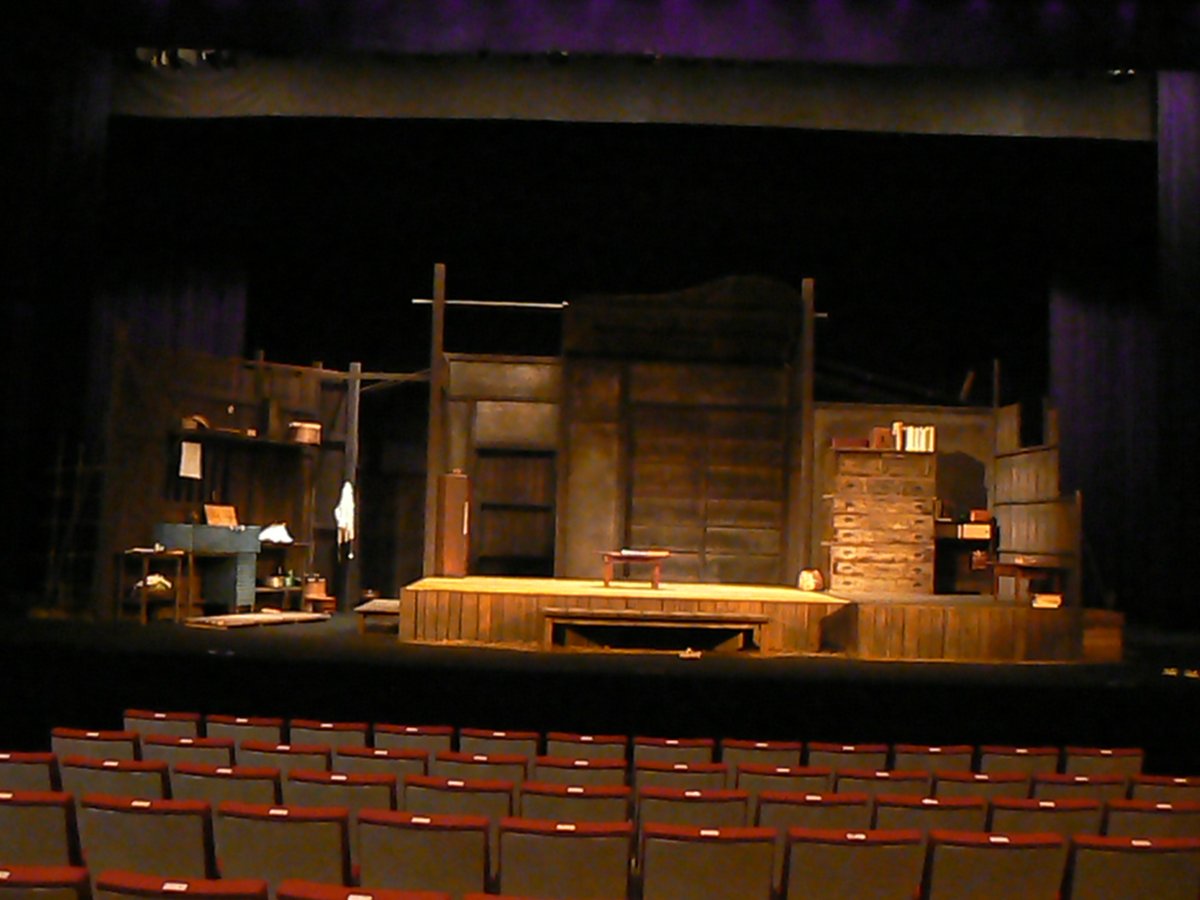 kagari_a's tweet photo. 2005年初演、2008年～2012年まで公演し続けた『父と暮せば』の道具をそのまま廃棄するのは忍びないので、公演をお考えの方に、藤吉成三氏デザインの道具一式、小道具（原爆瓶など）を差し上げたいと思うのですが、どなたかいらっしゃいませんか？
#父と暮せば　#舞台　#装置 https://t.co/TQB3w4FG60