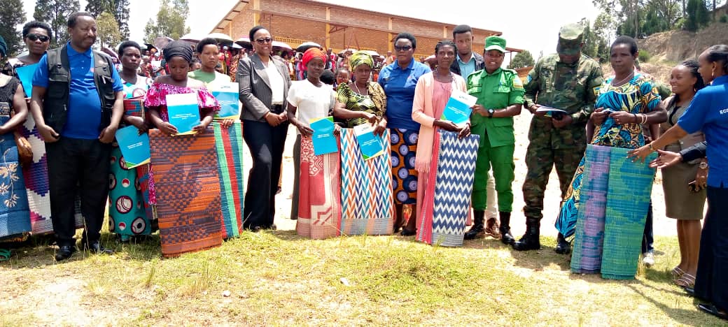 UbumuntuT's tweet photo. Nderera nkurere duce burundu igwingira n' imirire mibi  mu Rwatubyaye. Mwakoze cyane NCDA https://t.co/HKRGUSuZry