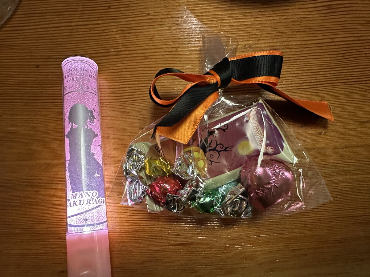mizukiP_0115's tweet photo. ねぇねぇねぇでひとみんからお菓子貰いました！
ほんと可愛かった…目の前でくれるひとみん……すき…

#シャニアニ2ndLIVE_day2 https://t.co/izdKzHHaVA
