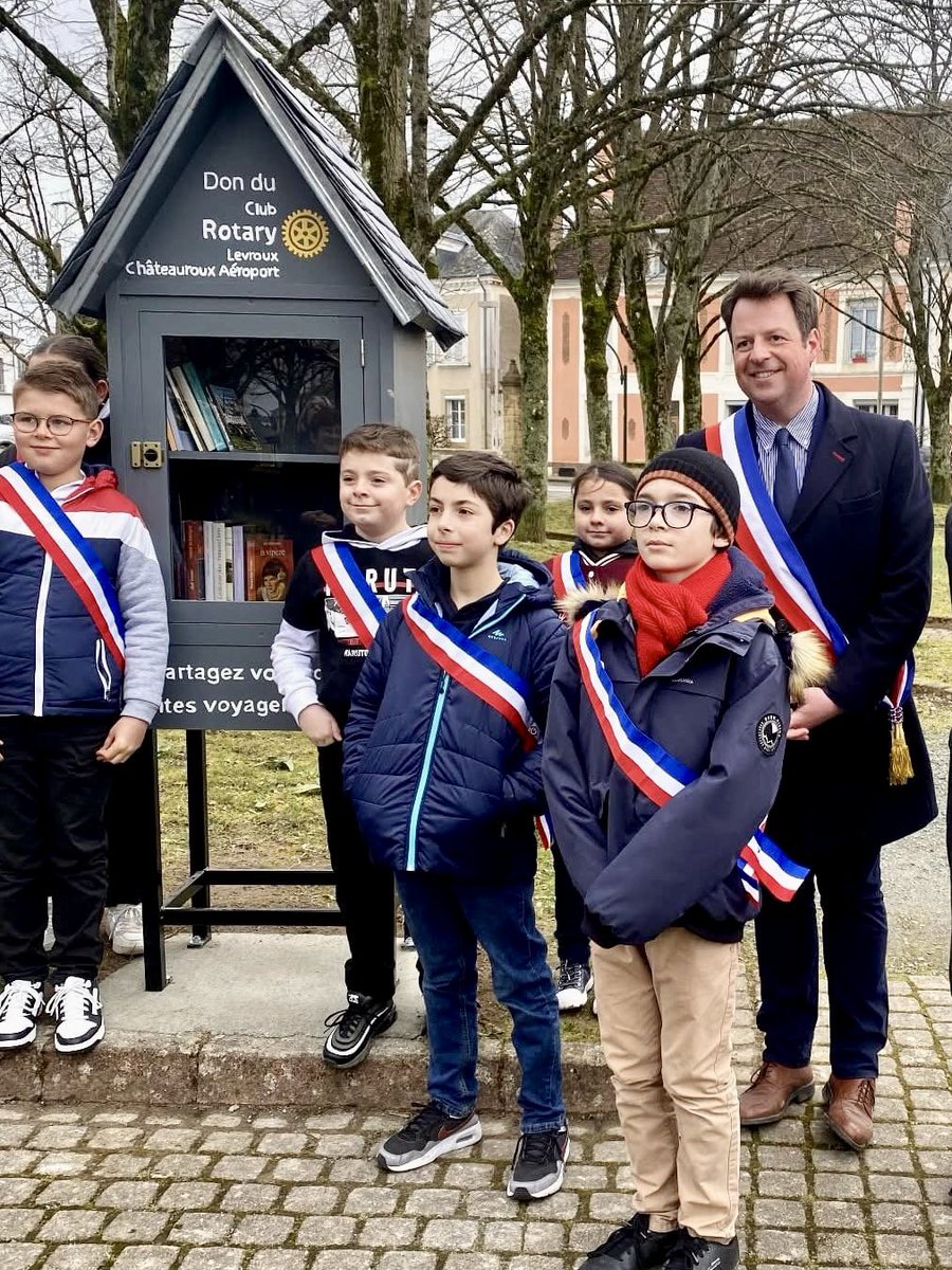 vivrelevroux's tweet photo. 📚✨ Des boîtes à livres font désormais partie du paysage levrousain, grâce à une idée du Conseil municipal des jeunes (CMJ), au financement du @rotarylevroux et au savoir-faire du CFA BTP de Châteauroux. Merci à tous les acteurs. #BoîteÀLivre #Levroux https://t.co/uOF4hYQegH