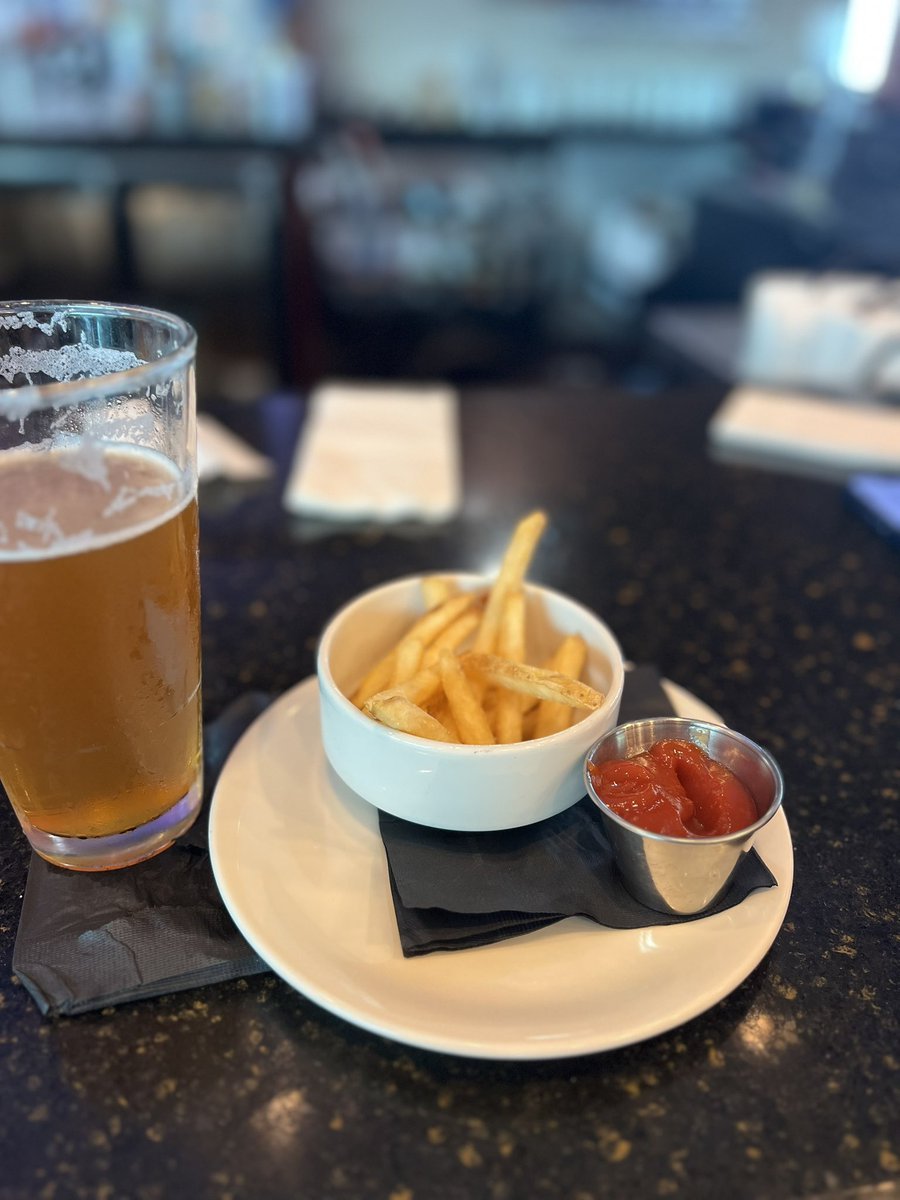 AugustineSteven's tweet photo. Ordered a beer and fries at Gastrohub @MCOairport—beer was great, but the fries? A sad 4-5 ounces 😢. I travel through here often and expect better. Super disappointed today. @GastrohubMCO https://t.co/3nYTyacQgN