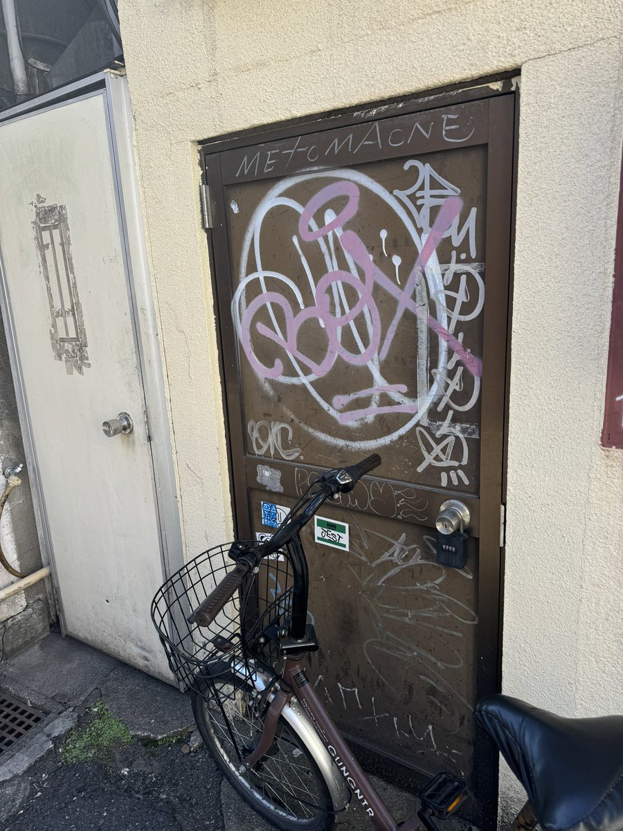 三銃士🙇🏽‍♀️🙇🏽‍♀️🙇🏽‍♀️

#japangraffiti #tokyograffiti
#graffiti #throwup #tagging
#stickerbomb