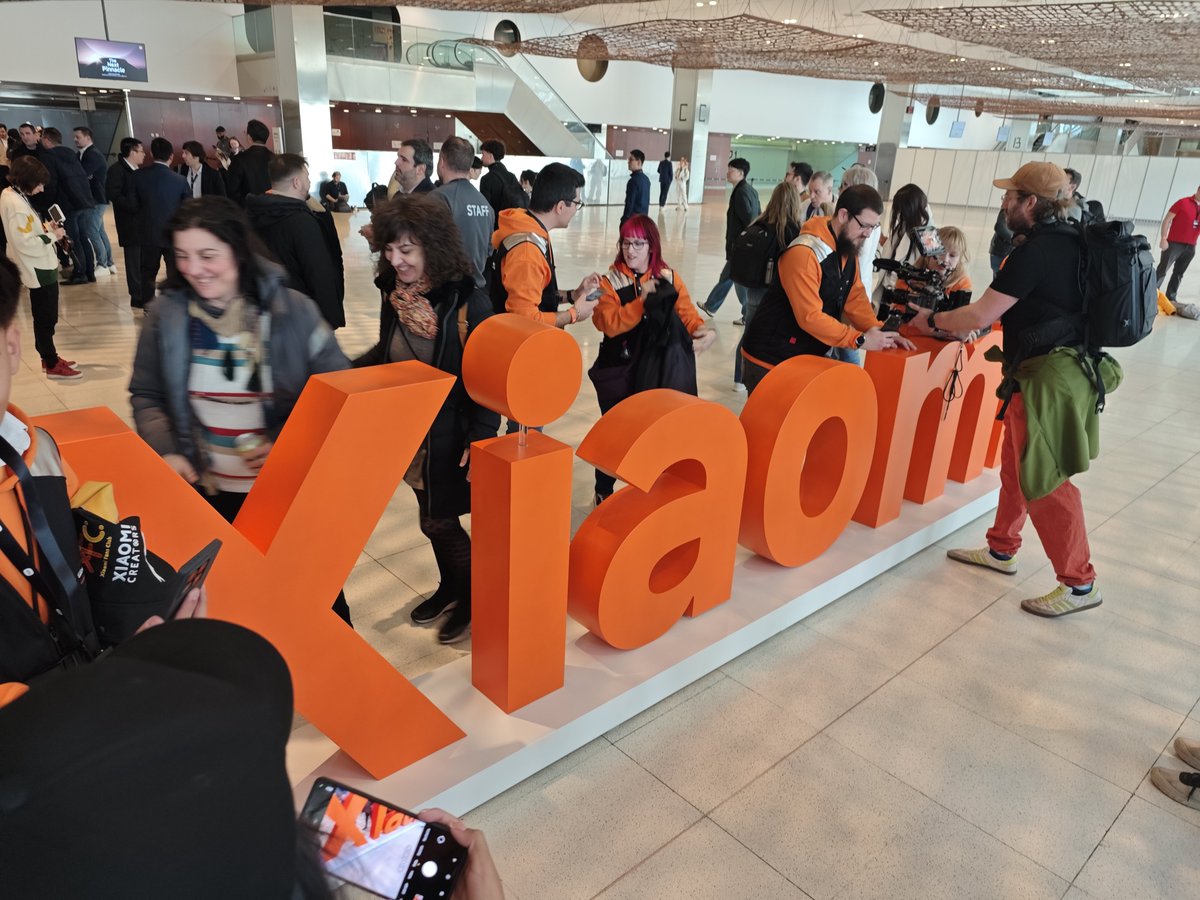 Paraph_MWC's tweet photo. 会場入りしてから沢山の報道陣に囲まれてます！今までに無い体験ですw
#xiaomi #XiaomiLaunch #xiaomi15ultra https://t.co/3MUWdcWTQ0