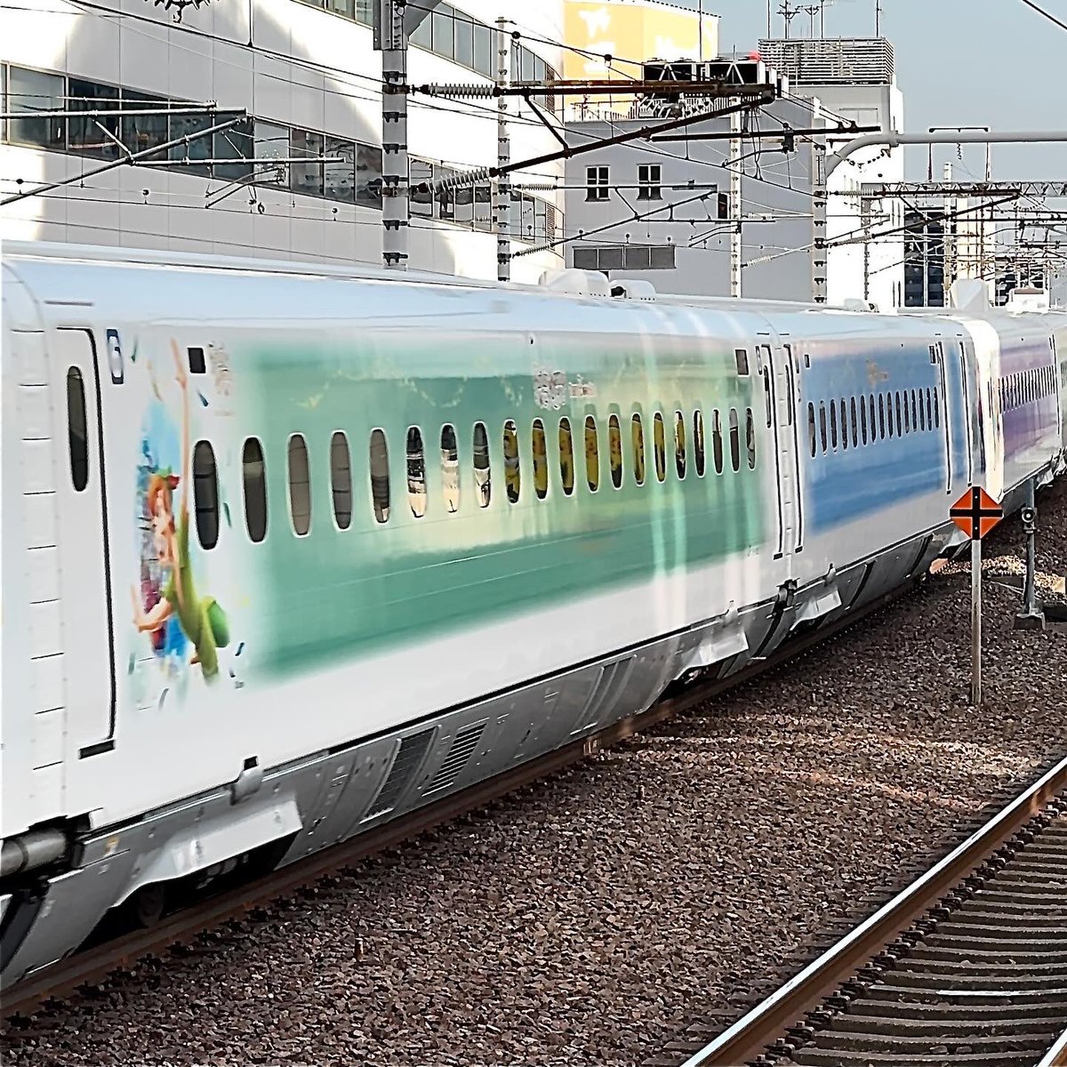 umesan221's tweet photo. ディズニー新幹線ファンタジースプリングス。
運行開始から1週間経っても全体的に綺麗で屋根も白く見えた。
#ディズニー新幹線
#新幹線
#JR東海 
#東海道新幹線 https://t.co/OGW2zPQygE