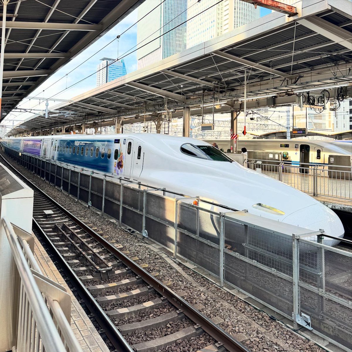 umesan221's tweet photo. ディズニー新幹線ファンタジースプリングス。
運行開始から1週間経っても全体的に綺麗で屋根も白く見えた。
#ディズニー新幹線
#新幹線
#JR東海 
#東海道新幹線 https://t.co/OGW2zPQygE