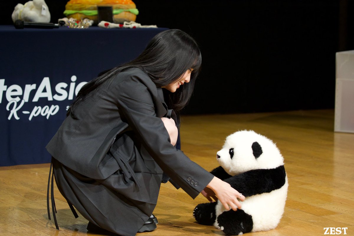 ZE5T_'s tweet photo. 250302 민니 인터아시아 대면

기여운 녀석들🐼 https://t.co/5v8xXPrRm4