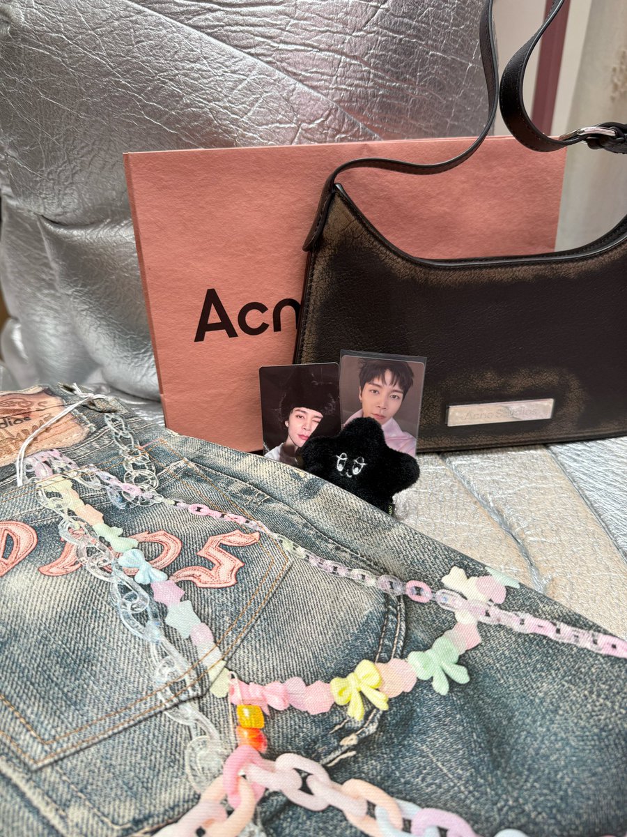 Decaffein_29's tweet image. I bought jeans and a bag. The bag suits me unexpectedly well. I told the sales that I am Johnfam. Other customers wondered who the person on the cards was.
#쟈니 #JOHNNY
#BuyLikeJohnnySuh #JOHNNYxAcneStudios
#AcneStudios
#AcneStudiosXJohnnySuh