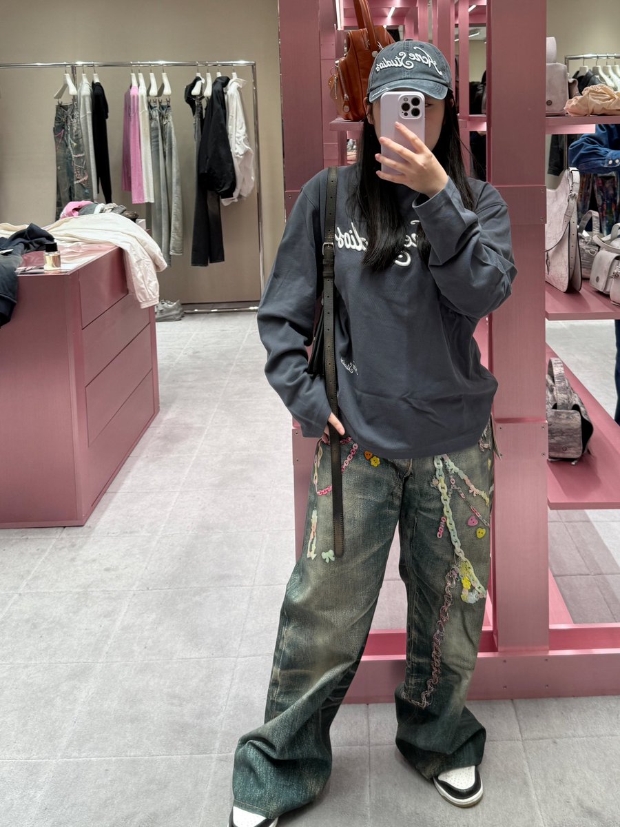 Decaffein_29's tweet image. I bought jeans and a bag. The bag suits me unexpectedly well. I told the sales that I am Johnfam. Other customers wondered who the person on the cards was.
#쟈니 #JOHNNY
#BuyLikeJohnnySuh #JOHNNYxAcneStudios
#AcneStudios
#AcneStudiosXJohnnySuh