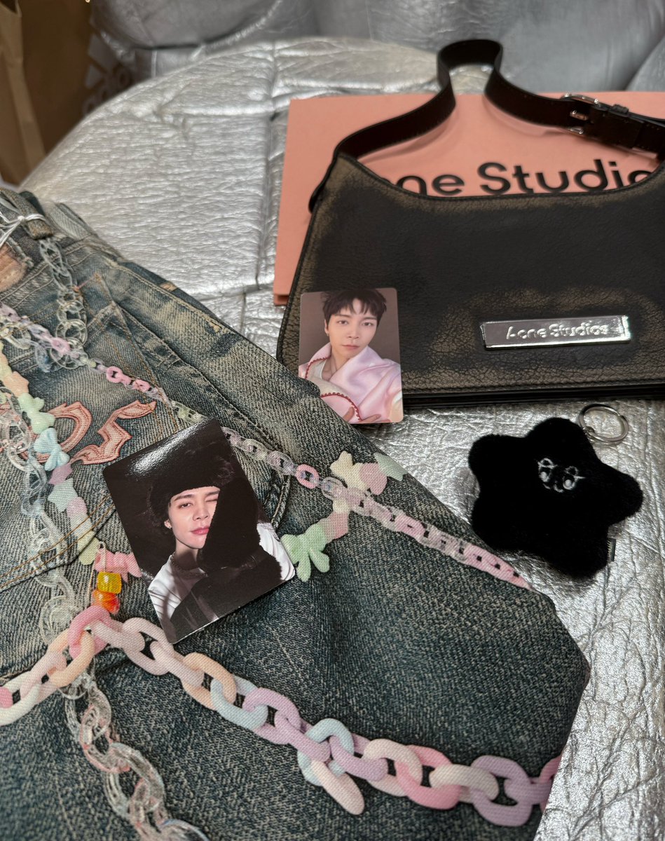 Decaffein_29's tweet image. I bought jeans and a bag. The bag suits me unexpectedly well. I told the sales that I am Johnfam. Other customers wondered who the person on the cards was.
#쟈니 #JOHNNY
#BuyLikeJohnnySuh #JOHNNYxAcneStudios
#AcneStudios
#AcneStudiosXJohnnySuh