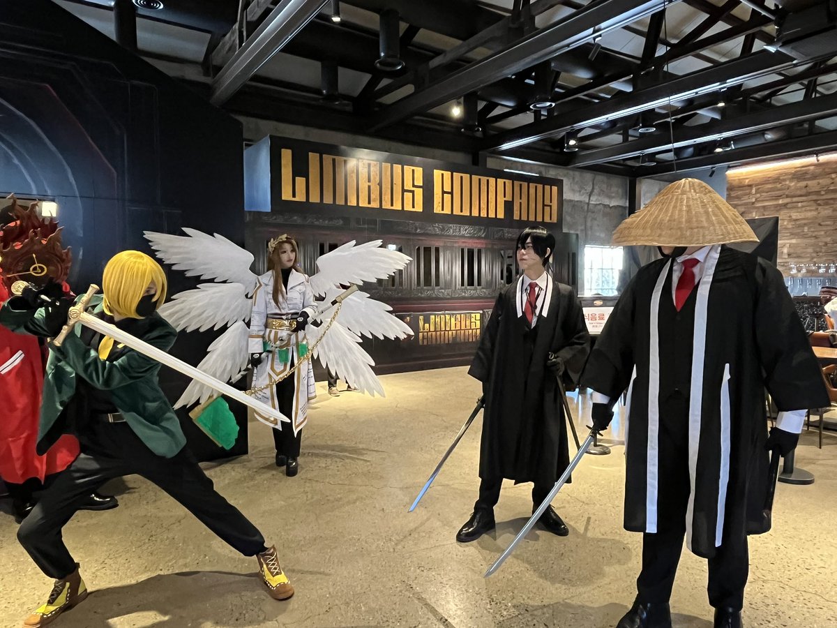 lub4590's tweet image. 돈키: 검계나리들!!! 한번 겨뤄보지 않겠는가?!

로쟈: 응? 꼬맹이 뭐하는거야? 나도끼어야지 :)

단테: 얘들아.... 거던가서 싸워...

검계코스어분들: @BigDrum0520 @S2ung_gil 
단테:@mineon245 
로쟈:@P_lanz_