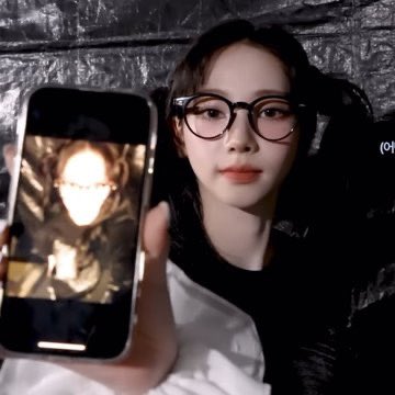眼鏡自拍check👓✔️

#aespa #에스파
#Karina #카리나
#Whiplash #aespaWhiplash
