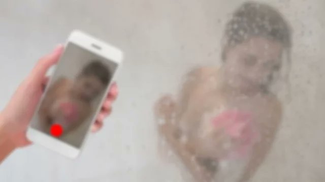 গৃহবধূর গোসলের দৃশ্য ভিডিও করে ব্লাকমেইল যুবকের