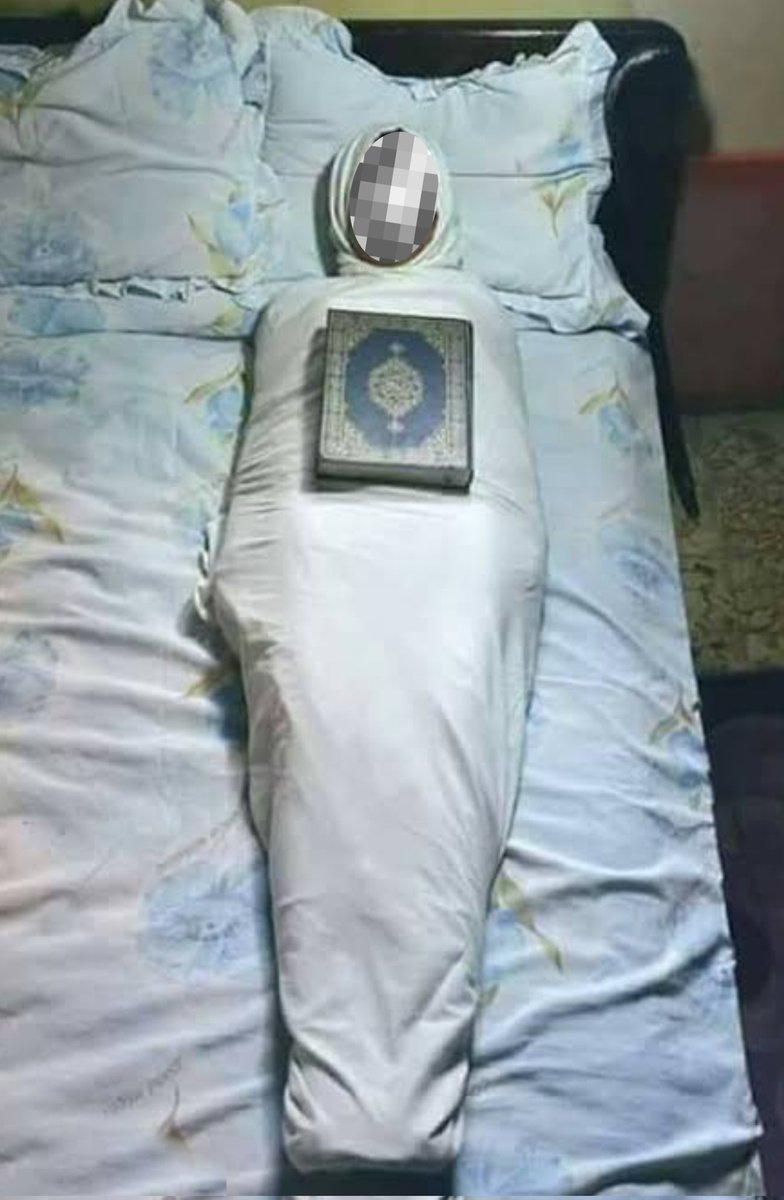 Tubuh jenazah memanjang hingga kain kafan berlumuran darah, membuat cerita ini lebih seram ketimbang cerita di film-film.
Bahkan Belum semalam meninggal, wajah almarhum sudah membusuk seperti terkena racun.

Beneran gila ini cerita.

A Thread