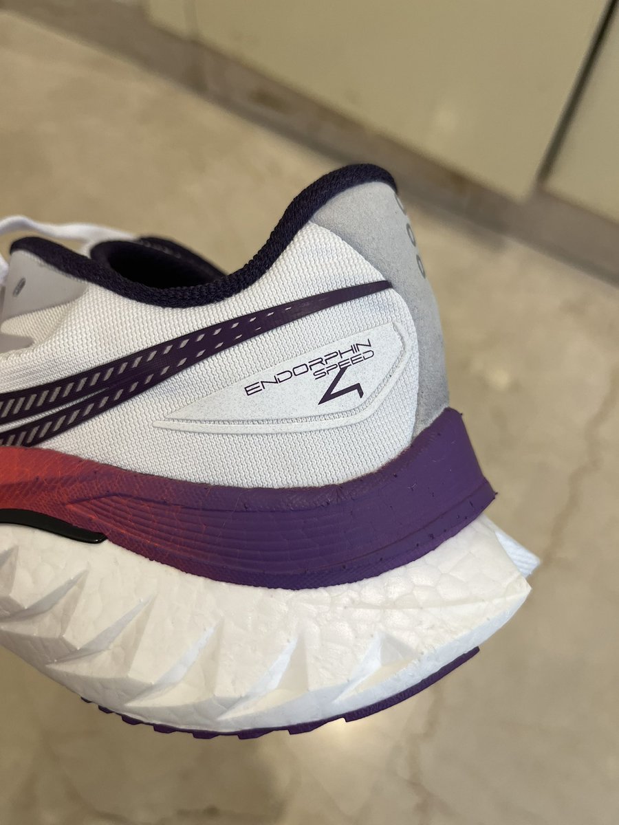 DivyaOYR's tweet photo. Just received these FAKE Saucony endorphin speed 4s from @AJIOLife 

They were available at flipkart at a cheaper rate but I thought of buying it from Ajio thinking they will be genuine. 

The product logo itself is wrong &amp; the QR code on the box is taking to a fake website. https://t.co/4rci1nV7Dv