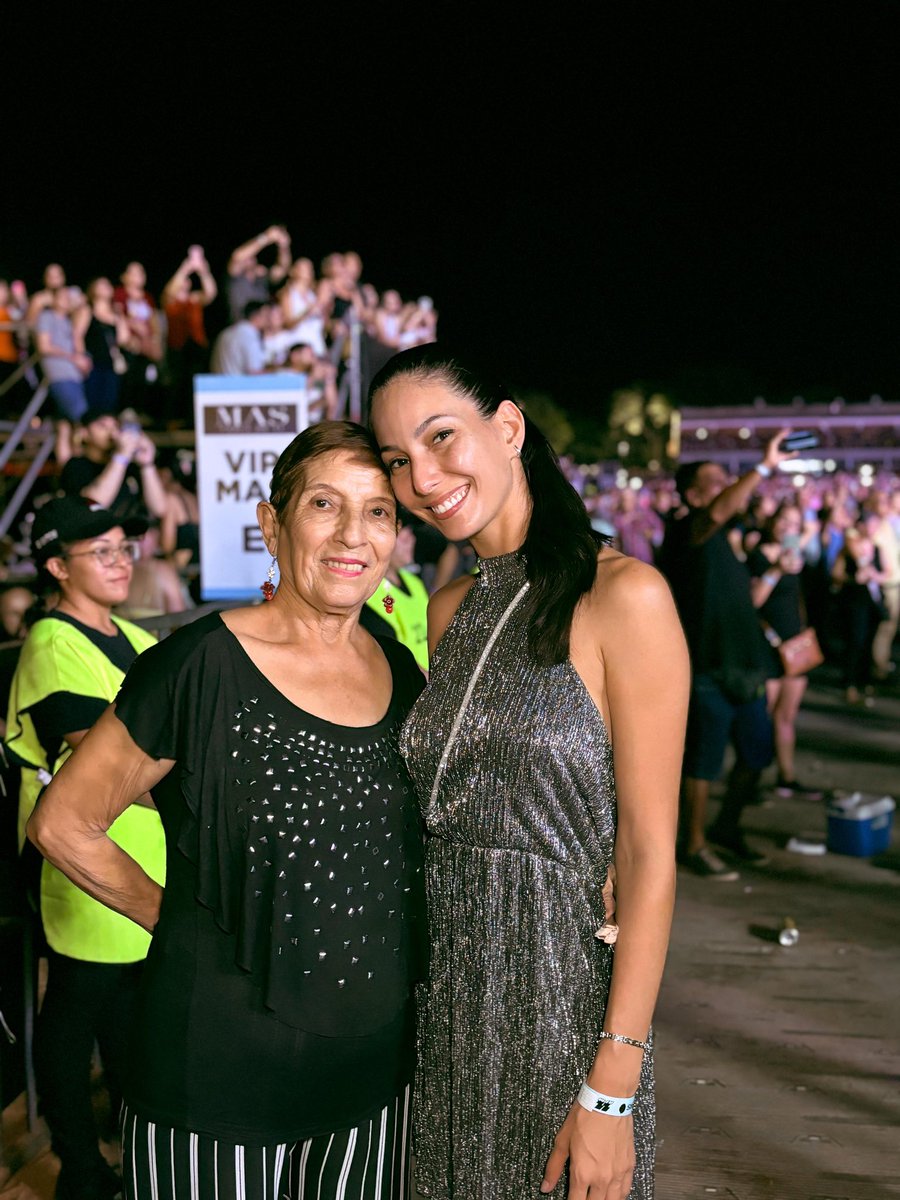 Unicanal's tweet image. ✨¡QUE LUJO! ✨

🤩 Bellas y brillando las fans de Marco Antonio Solís con sus tremendos looks. 

#Unicanal 

#MarcoAntonioSolis #MarSolis #Paraguay #Concierto