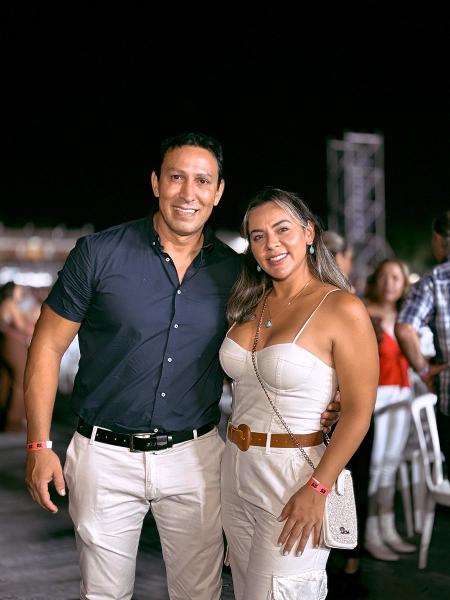 Unicanal's tweet image. ✨¡QUE LUJO! ✨

🤩 Bellas y brillando las fans de Marco Antonio Solís con sus tremendos looks. 

#Unicanal 

#MarcoAntonioSolis #MarSolis #Paraguay #Concierto