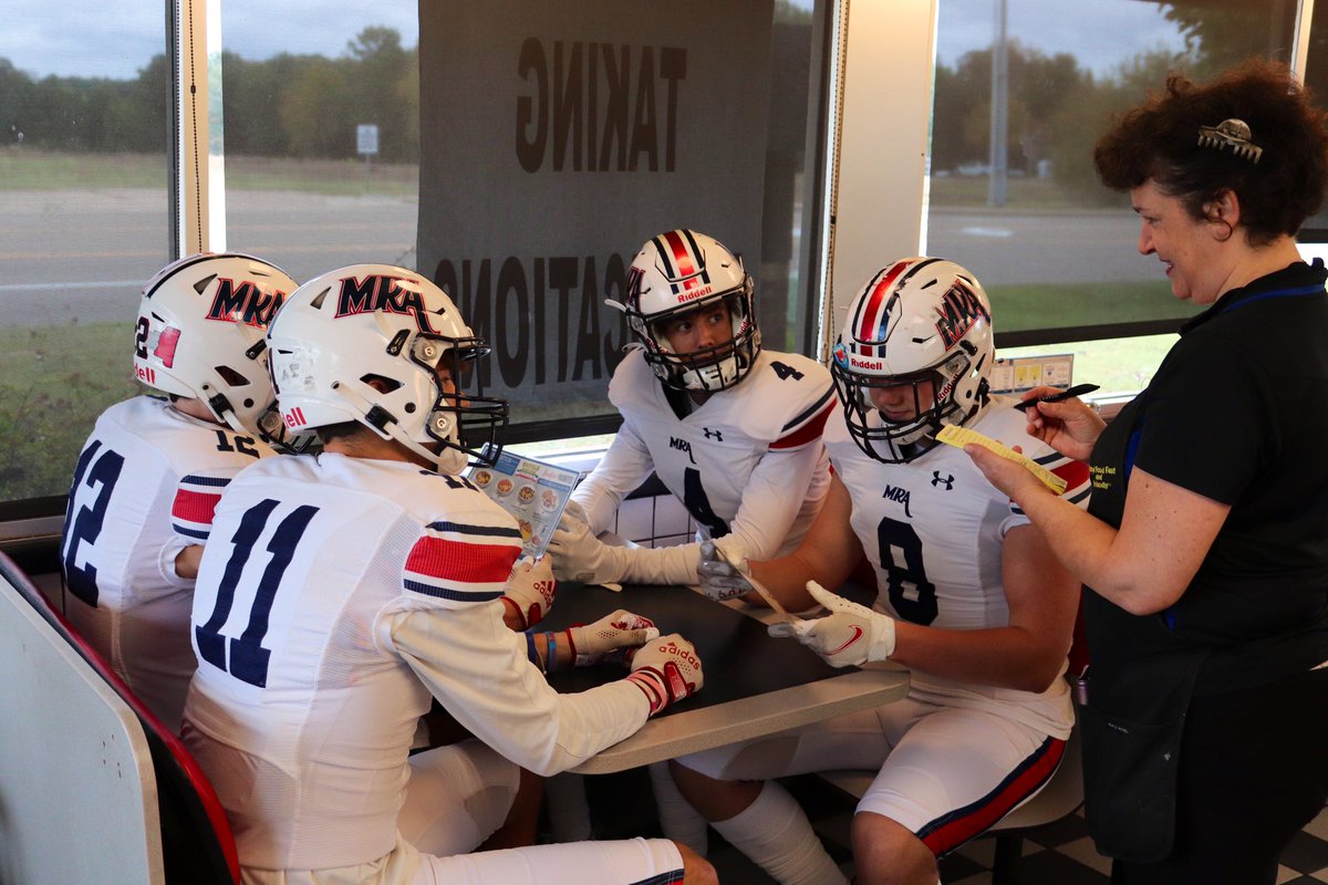 CoachWeaverMRA's tweet photo. 𝘼𝙡𝙬𝙖𝙮𝙨 𝙊𝙥𝙚𝙣 🧇

2020-21 ARB Crew. Have fun with the guys you coach. It’s more than just X’s and O’s. 
Create lasting memories. 

#IYKYK https://t.co/iqeQ5UpWSF