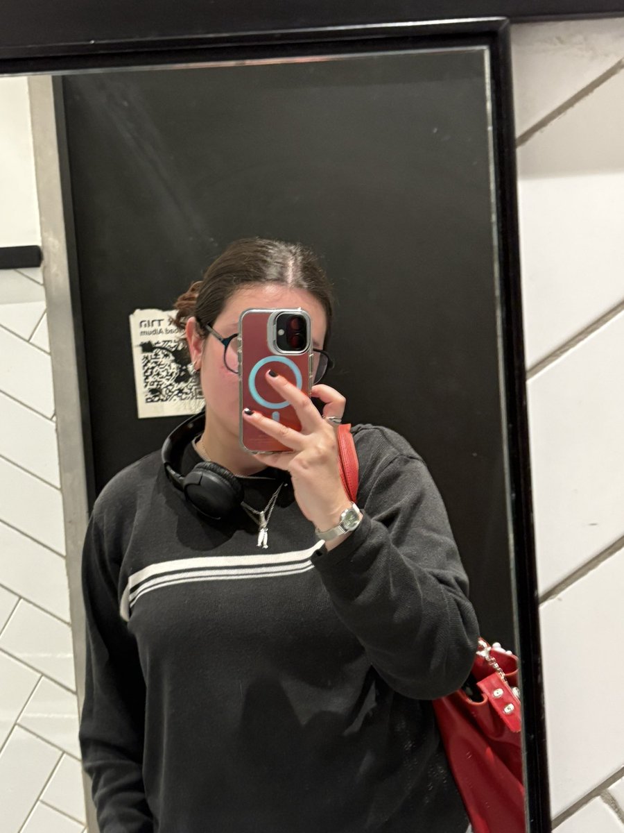 •ארומה תחנה מרכזית באר שבע•

יתרונות: היה נייר אבל רק גליל אחד 
חסרונות: הרצפה רטובה והג׳ינס שלי נגרר על זה, האסלה מטונפת (האימוג׳י לטובתכם), אין נייר לניגוב ידיים, אין מכסה לאסלה, שני אנשים שונים ניסו להיכנס בלי לדפוק וגם ככה עובר עליי יום גרוע אז זה לא עזר

1/10