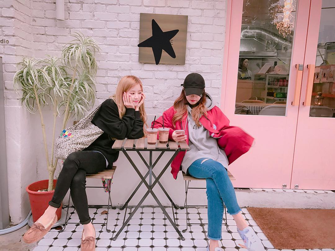 this unnie beside me is so cool. 🙊