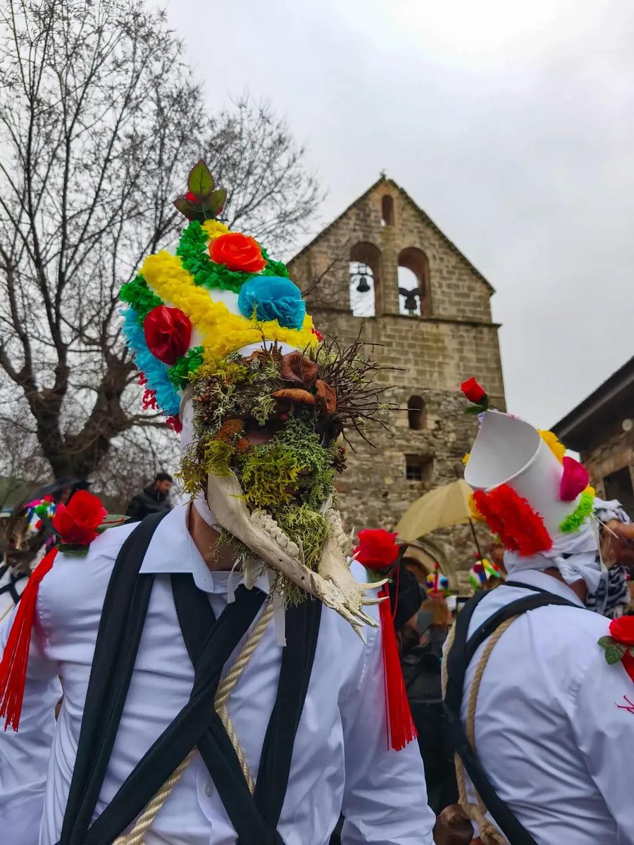 LuBeSa89's tweet photo. Ayer en el pueblo negro de Almiruete, en Guadalajara, disfrutando de su carnaval tradicional transmitido de generación en generación, donde los Botargas y las Mascaritas hacen un vistoso ritual de llamada a la naturaleza ❤️ https://t.co/DKxQug9xQ8