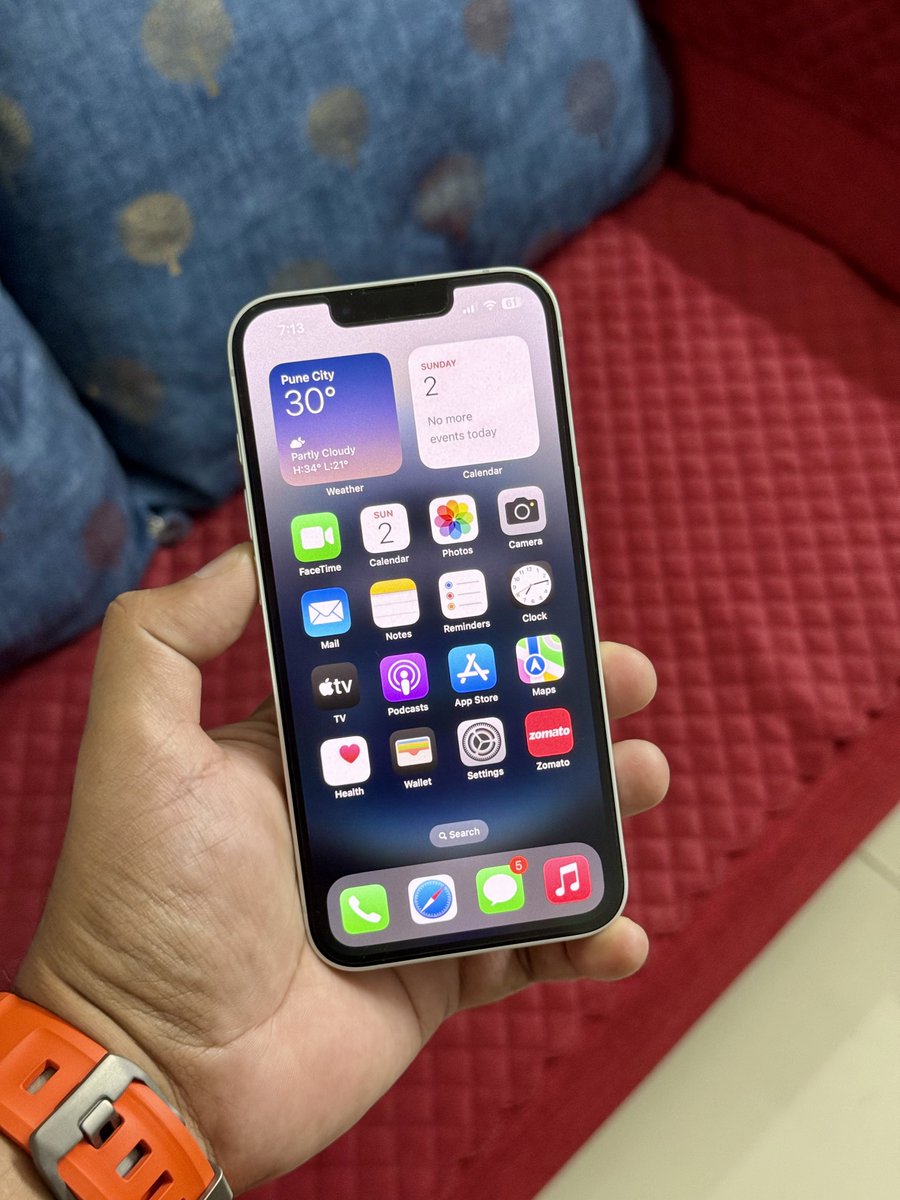The iPhone 16e looks really clean.
Shot on S25 Ultra (images are surprisingly grainy in indoor artificial light).