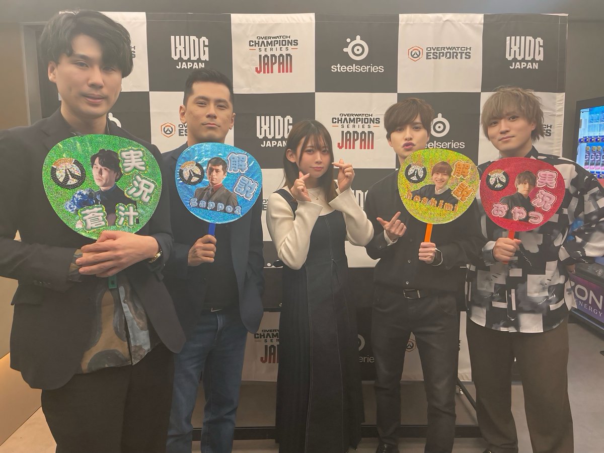 mukaruka05's tweet photo. OWCS実況解説お疲れ様でした✨
キャスターの皆様のうちわ作りました🫰 https://t.co/zPjzYTUipZ