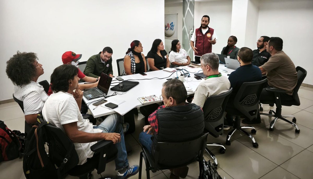 MintrabajoCol's tweet photo. 📍 Desde la Dirección Territorial Antioquia, valoramos que la Alcaldía de Medellín atendiera el llamado para dialogar con el sindicato La Familia de la Calle sobre la regulación laboral de las personas trabajadoras de las economías populares.
🧵🇨🇴 https://t.co/gGKnpz4QAA