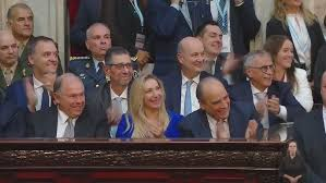 Guardaré esta foto para cuando quiera recordar los años infames.El Presidente usando su poder para agredir a un opositor; las cámaras q no dan voz ni rostro al agredido;y la claque q festeja riendo, como la patota ante quien es golpeado. Son todo lo q me averguenza de este tiempo