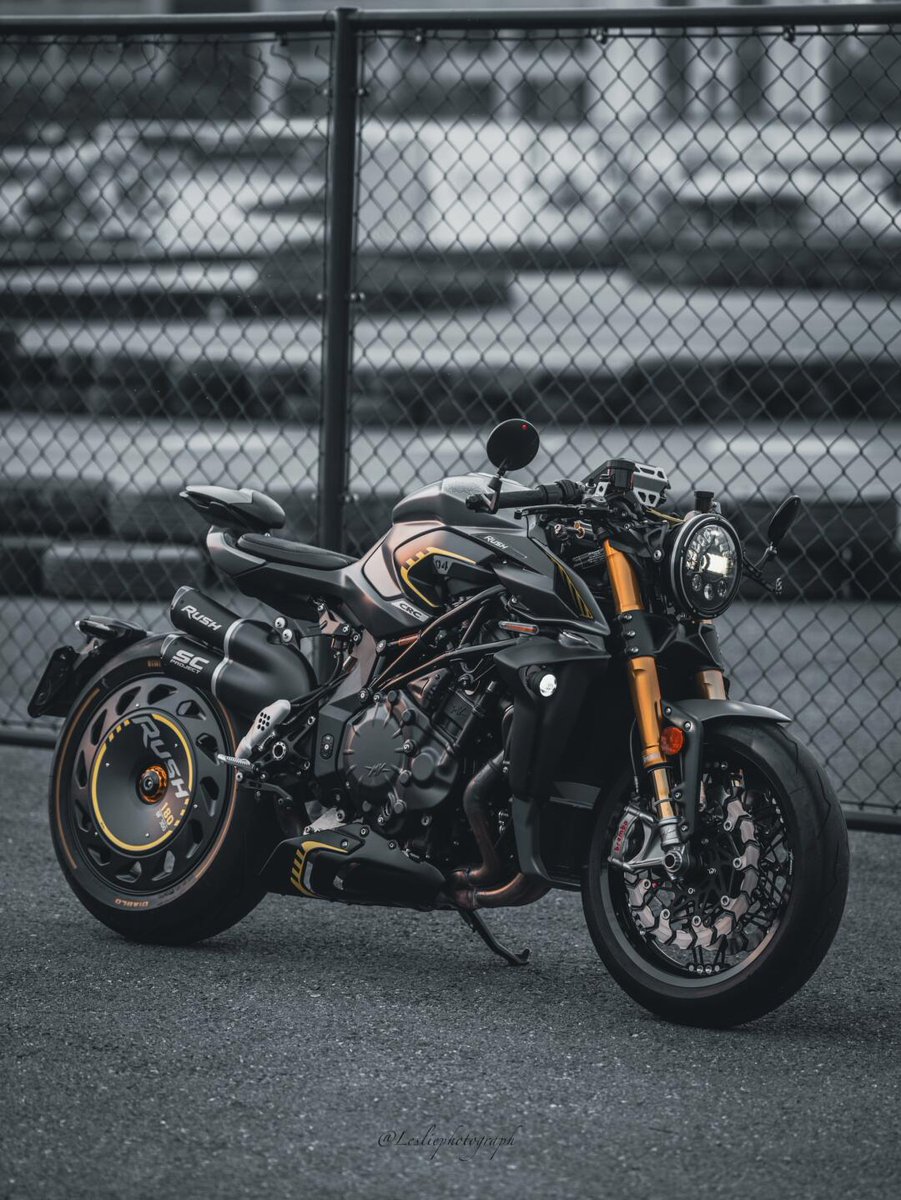 Black and gold color combination, full of dominance! This motorcycle is the perfect combination of speed and passion. #Motorcycle #Motorcycle #ModifiedCar #BlackGold #SpeedandFurious #Cool #Racing #HeavyMotorcycle #MotorcycleCulture