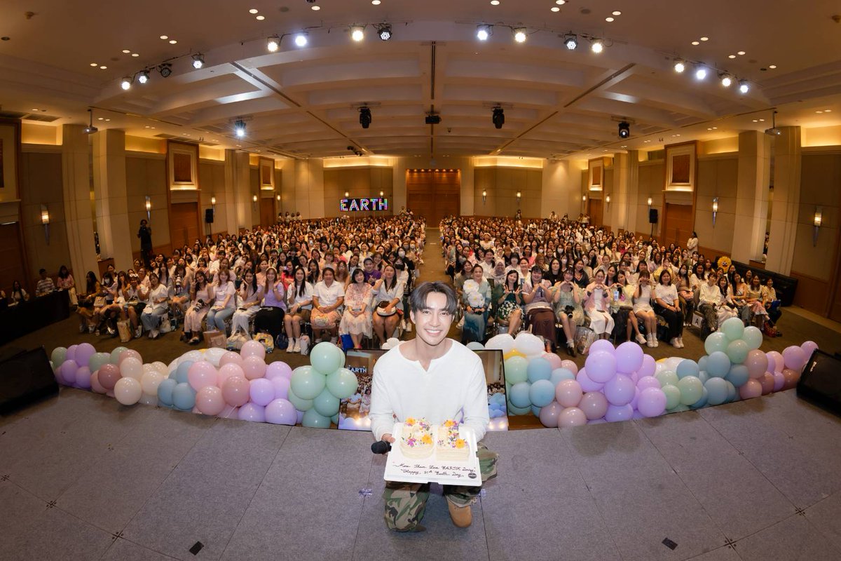 EarthOfficialFC's tweet photo. ขอบคุณน้องมิกซ์ @wixxiws ที่อยู่ข้าง ๆ พี่เอิร์ทเสมอ ขอบคุณที่มาถือเค้กให้พี่เอิร์ทในทุก ๆ ปีนะครับ 🎂🤎❤️

Together Love Earth Daisy
@Earth_Pirapat #EarthPirapat 
#MorethanloveEarthDaisy https://t.co/FdvQU2pPz2