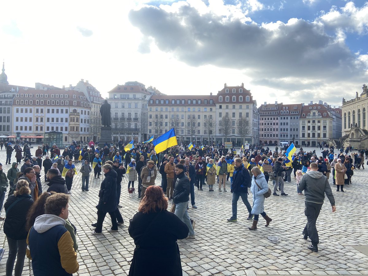 RPFDMOPO's tweet photo. 15:04, über 100 TN auf einer spontanen Solikundgebung für die #Ukraine in #Dresden #dd0203 https://t.co/a5mhC4uT5T