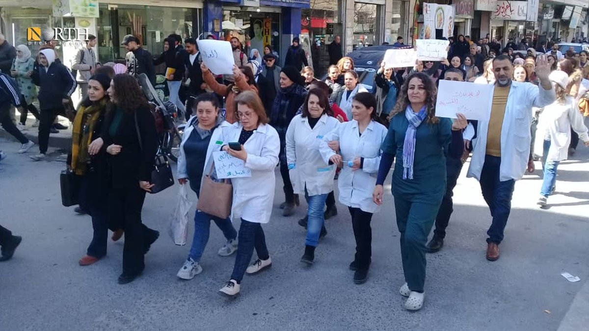 #بەوێنە
کارمەندانی کەرتی تەندروستی لە ناوچەی سلمییە دوای ئەوەی لە دەوام راگیران و مۆڵەتی بە مووچەیان پێدرا ناڕەزایەتییان دەربڕی
ئەحمەد کەنعان - #نۆرس_پرێس