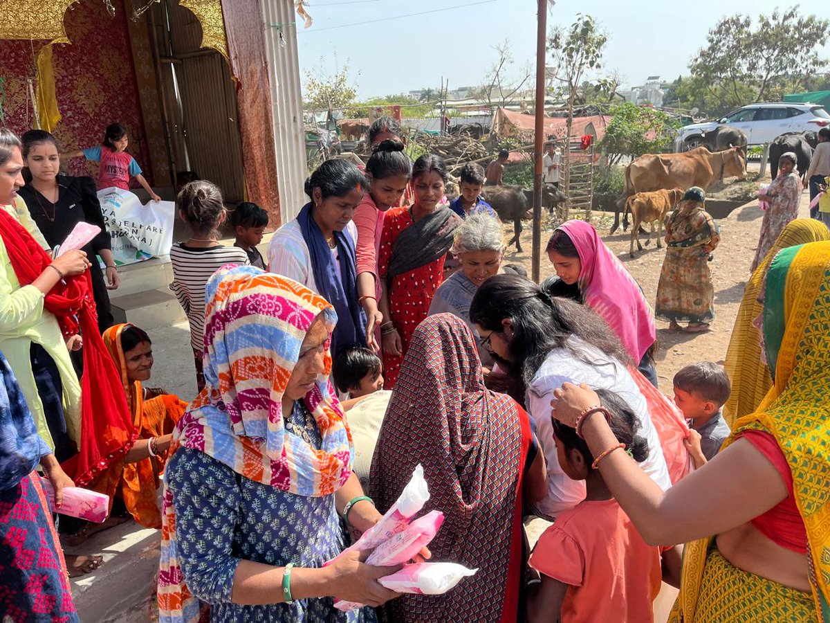 TeamAashraya's tweet photo. 📍Bhopal
Continuing our mission under #ShaktiWeek, we distributed sanitary pads to ensure menstrual hygiene for women and girls🩸.
No woman should have to compromise on her health due to lack of resources.Through #HerBank,we strive to make menstrual health accessible to all!❤️ https://t.co/mGRMXeqF6u