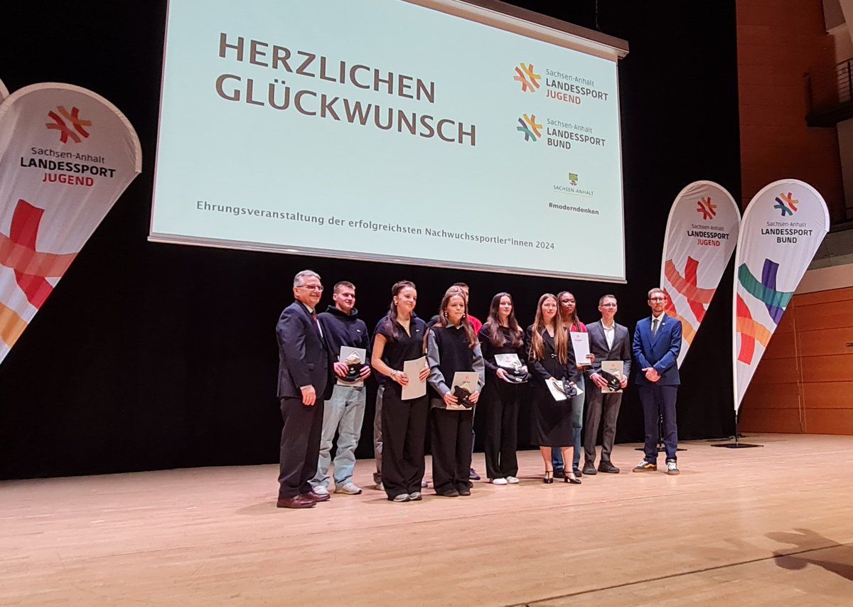 Das Land <a href="/sachsenanhalt/">Sachsen-Anhalt</a> ehrt seine besten Nachwuchssportlerinnen und Nachwuchssportler! Mit 73 internationalen und 598 nationalen Medaillen war 2024 ein starkes Jahr für das Land.🏆
Staatssekretär Klaus Zimmermann gratulierte herzlich.