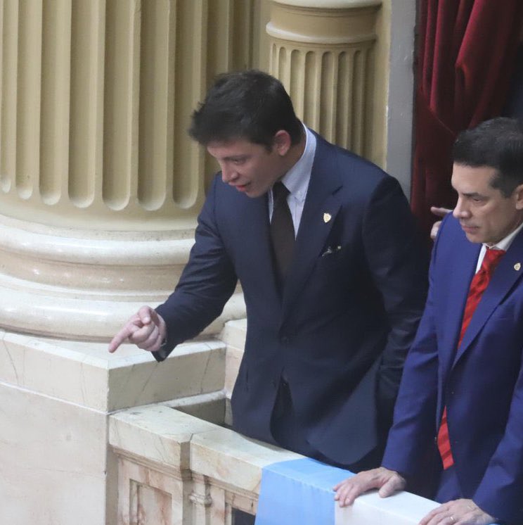 Angelalerena's tweet image. Al final, Milei sí tenía perro