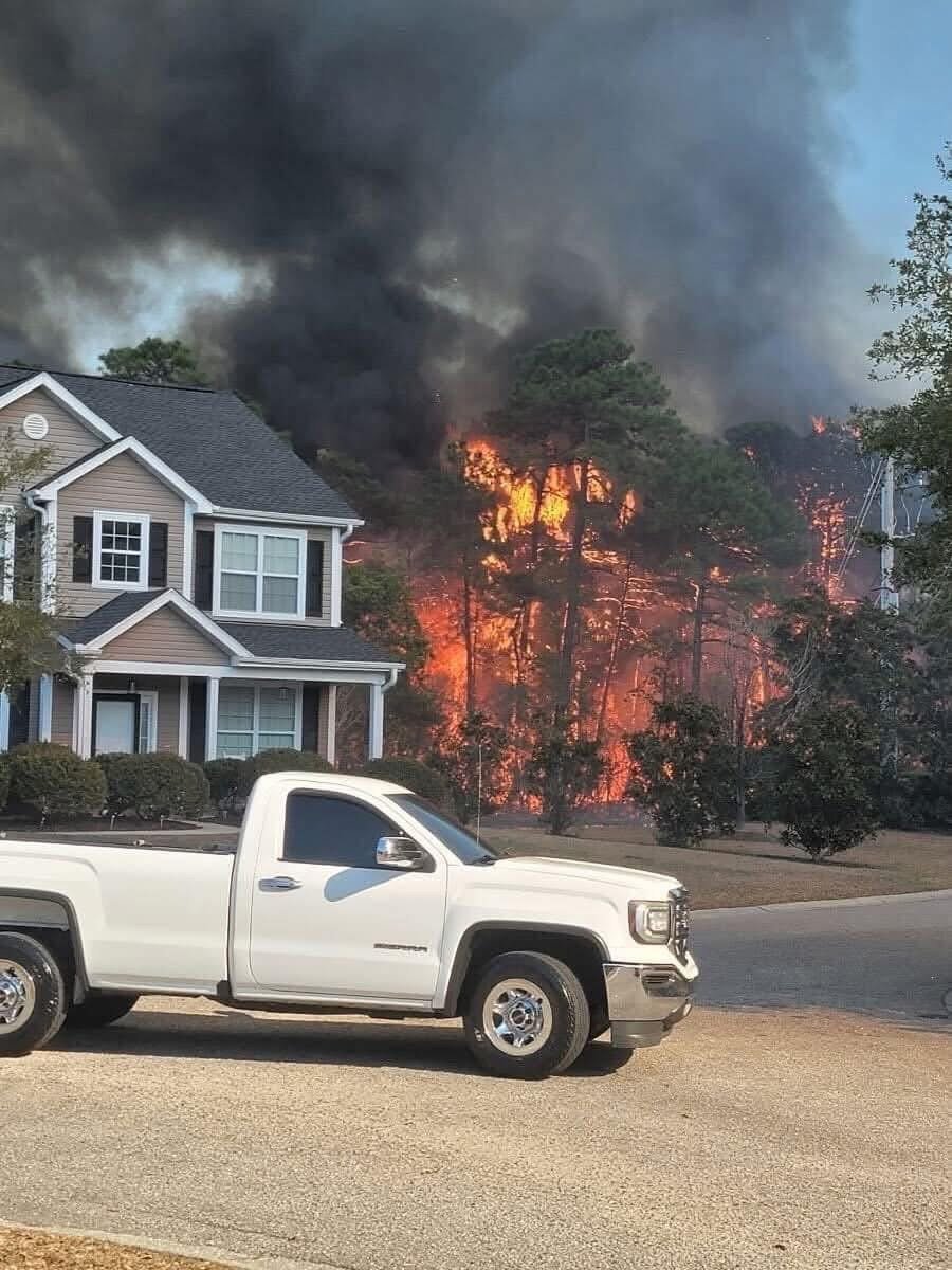 THNDcheck's tweet photo. ⭕ BREAKING HARD: Myrtle Beach wildfires rage—evacuations underway as “apocalyptic” flames spread! 🔥🚨

🔸 Carolina Forest hit hardest—massive fire tearing through neighborhoods.
🔸 Evacuations expanding as first responders battle overwhelming conditions.
🔸 Fires also reported in Tyron, NC, sparking widespread panic.
Locals describe the scene as "horrific and terrifying." 🙏