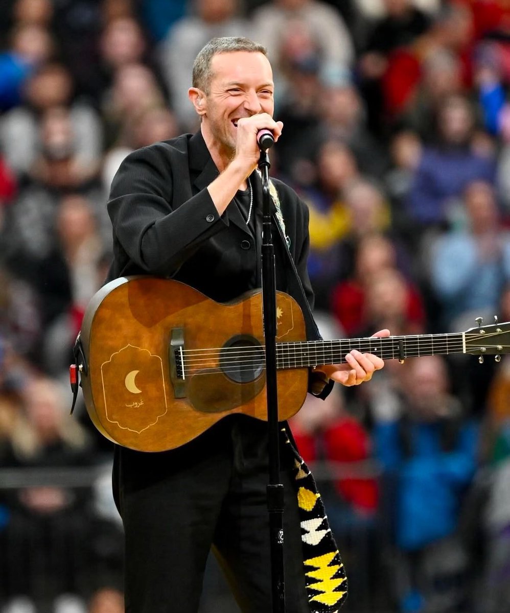 yeshadows_'s tweet photo. BUENOS DÍAS Y QUE VIVA CHRIS MARTIN!!! 
Feliz cumpleaños 48!! 🥳❤️❤️ https://t.co/W5PQhQWUGY