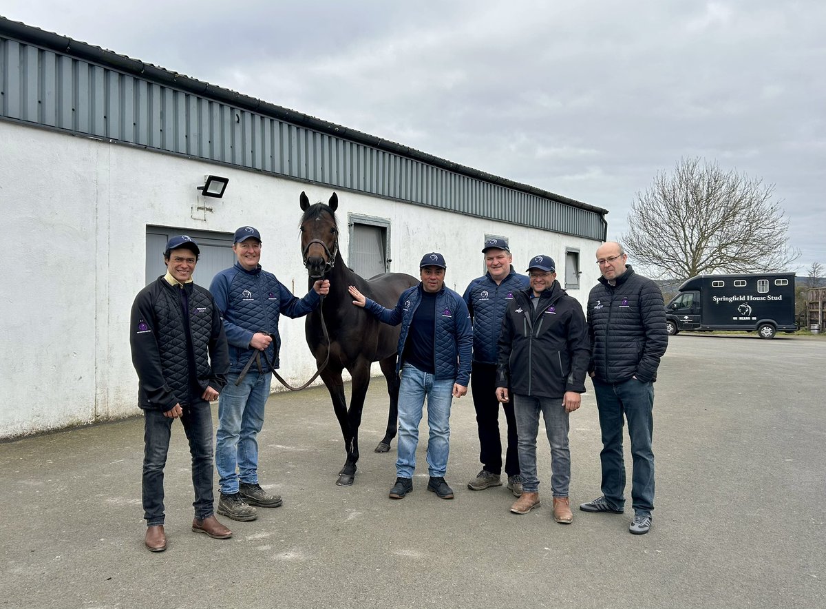 Great to have Kia and Team Amo drop in today to see and support GO BEARS GO 🐻. He has an exciting future ahead of him with his first mares scanned in foal!