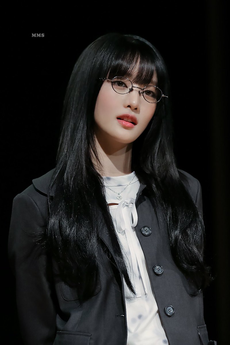 hourlyminniee's tweet photo. minnie in specs hits different https://t.co/bEd9MmbbOj