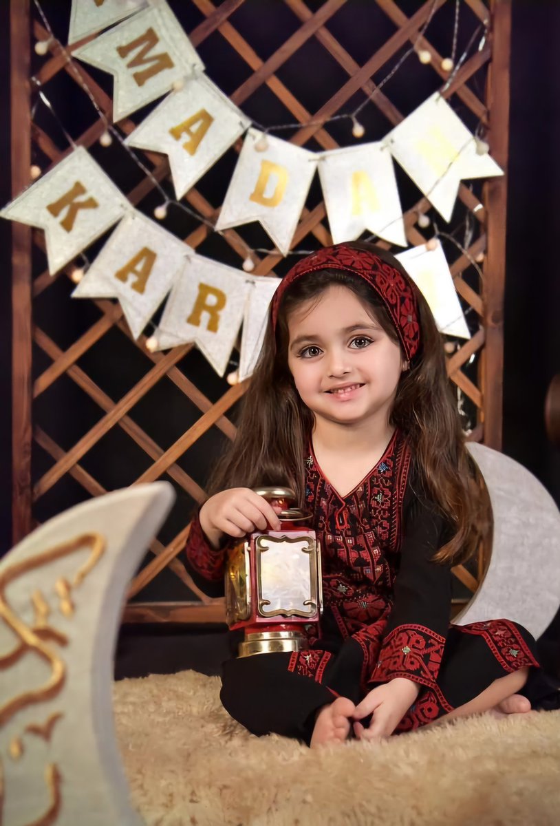 أسأل الله أن يبارك لكم في شهر رمضان بالطاعات والرحمات، وأن يرزقكم فيه الدرجات، وأن يختم لكم فيه بالصالحات وأن يوفقنا وأياكم لصيامه وقيامه وان يعود علينا جميعا واسرنا واهالينا وبلادنا بالخير والبركة والسلامة .