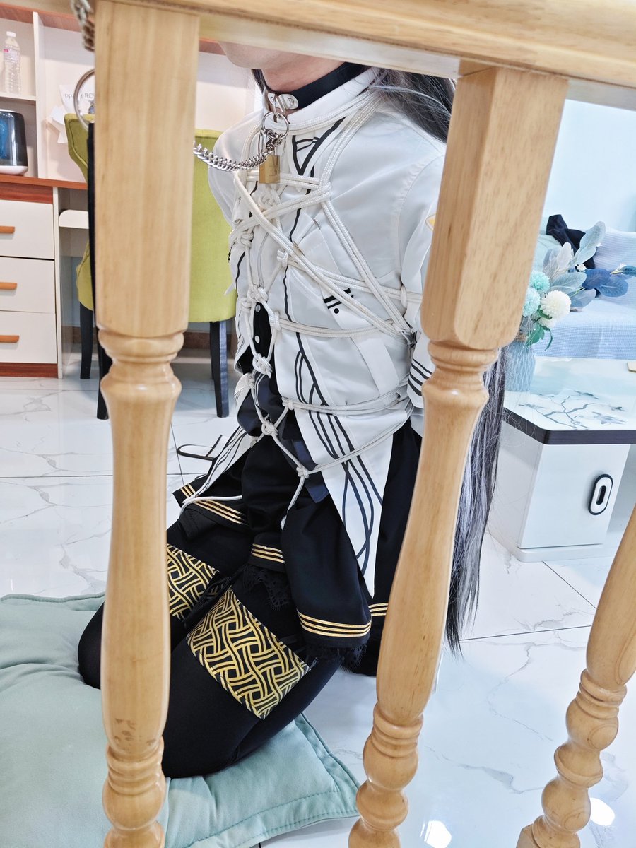 时隔一年的回归之作，龟甲缚与后手结合，并打点特殊的结😋
所需道具：
尼龙绳30m
项圈一个
阿尔图罗一只 <a href="/PTA002/">鸮鸮</a>