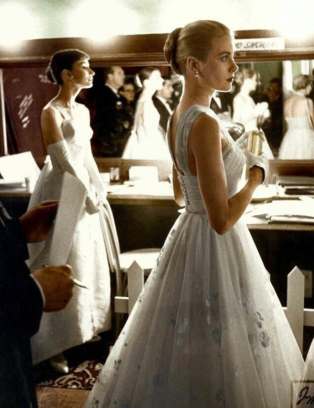 TheCinesthetic's tweet photo. audrey hepburn and grace kelly at the oscars, 1956 https://t.co/BMRpRFuiNs