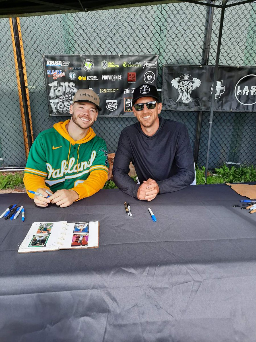 dereleeke's tweet image. Great time at the A's fanfest yesterday, couldn't pass up getting some canseco autographs on fun cards #thehobby #collect #josecanseco