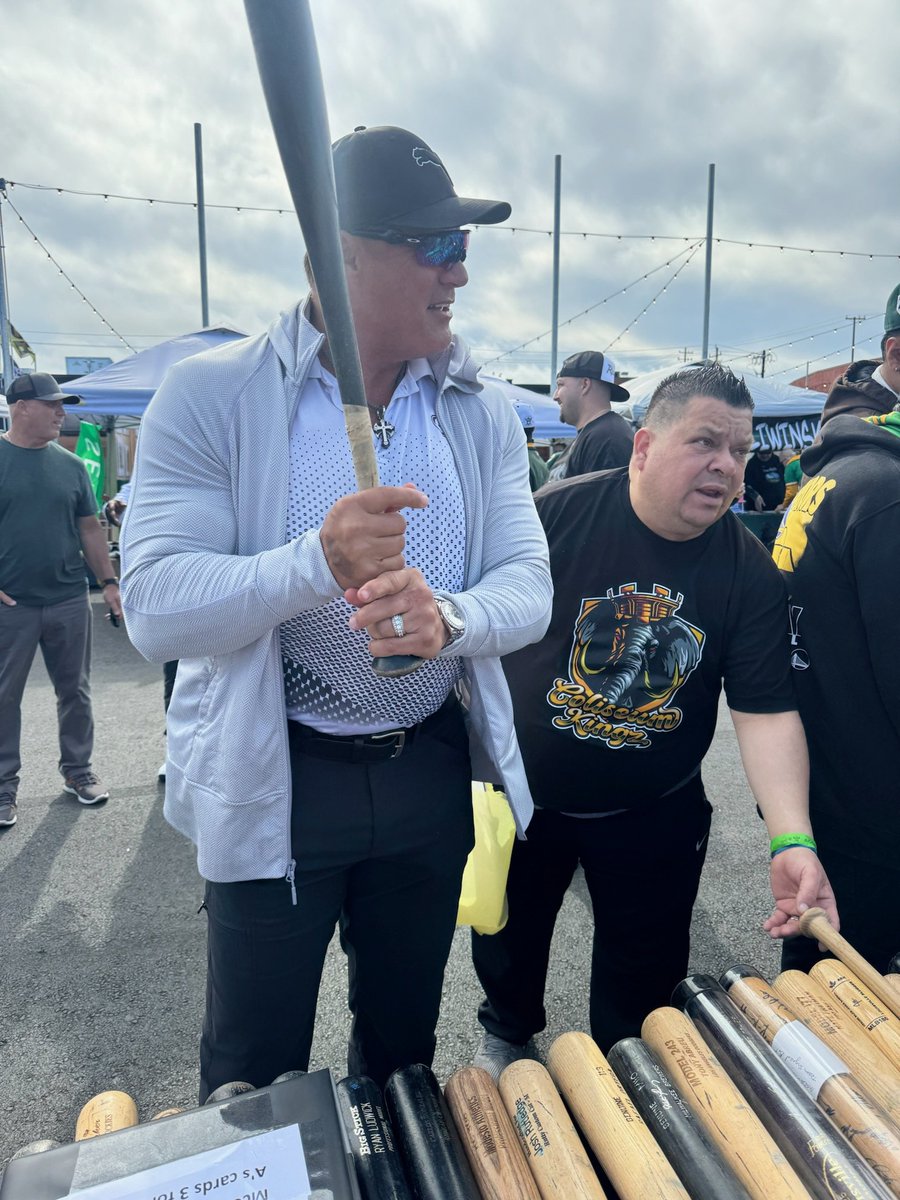 dereleeke's tweet image. Great time at the A's fanfest yesterday, couldn't pass up getting some canseco autographs on fun cards #thehobby #collect #josecanseco